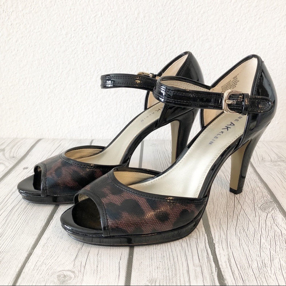 ANNE KLEIN Etenia Leopard Platform Pump Blk Patent